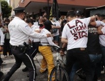 Estudiantes de la Normal de Atequiza marchaban por el Centro de Guadalajara cuando se registró un altercado con policías viales. ESPECIAL