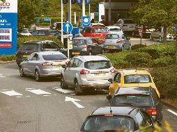 Caos. La falta de transportistas en el Reino Unido ha causado desabasto de algunos productos; ahora repercutió en estaciones de servicio. AFP