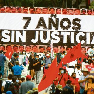 A 7 años, protestan en CDMX por desaparición de los 43