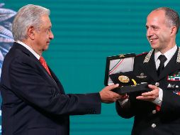AMLO entrega dicho reconocimiento a Riccardi durante la 