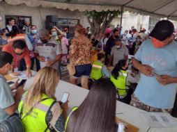 Autoridades recordaron a las familias que con el cheque entregado podrán elegir qué artículos comprar y dónde según las necesidades de cada una. ESPECIAL /