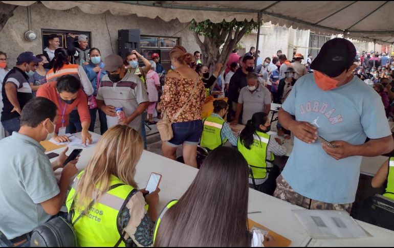 Autoridades recordaron a las familias que con el cheque entregado podrán elegir qué artículos comprar y dónde según las necesidades de cada una. ESPECIAL /