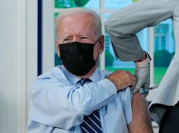 Una enfermera inyecta hoy al presidente Biden eN la Casa Blanca, en Washington, DC. AP/E. Vucci