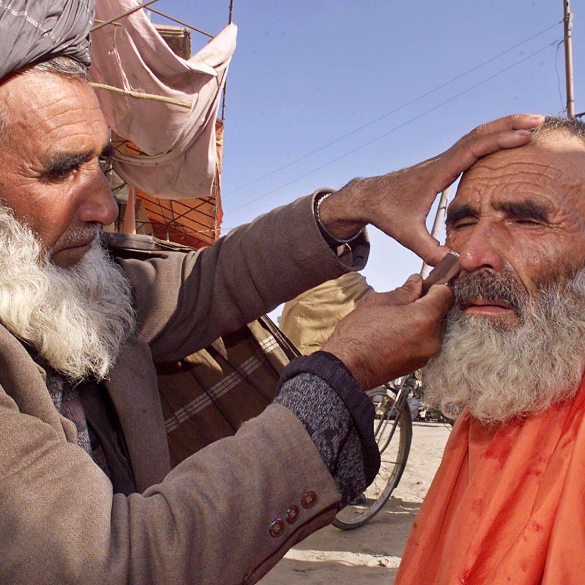 Talibanes prohíben a barberos cortar la barba a sus clientes | El Informador