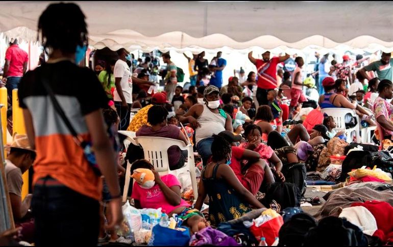 Migrantes haitianos se concentran frente a un albergue en Monterrey, Nuevo León. EFE/M. Sierra