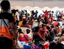 Migrantes haitianos se concentran frente a un albergue en Monterrey, Nuevo León. EFE/M. Sierra