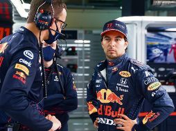 Encrucijada. En medio de la confusión generada por la lluvia en Sochi el domingo, Sergio Pérez se arriesgó a terminar la carrera con llantas lisas. RB Content Pool/ M. Thompson