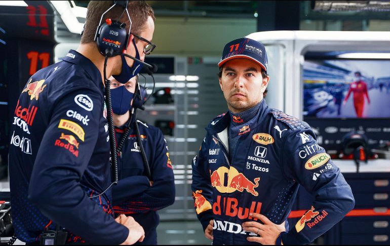 Encrucijada. En medio de la confusión generada por la lluvia en Sochi el domingo, Sergio Pérez se arriesgó a terminar la carrera con llantas lisas. RB Content Pool/ M. Thompson