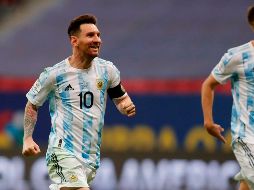De la mano de Lionel Messi, Argentina rompió el 10 de julio pasado una racha negativa de 28 años sin títulos en la final de la Copa América ante su archirrival Brasil. EFE / ARCHIVO