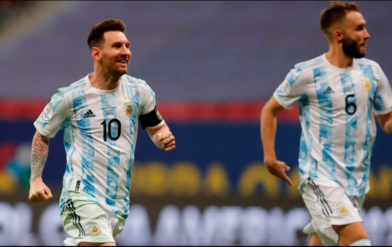De la mano de Lionel Messi, Argentina rompió el 10 de julio pasado una racha negativa de 28 años sin títulos en la final de la Copa América ante su archirrival Brasil. EFE / ARCHIVO