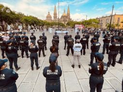 Policías acuden a la entrega de reconocimientos en la Plaza de la Liberación, en Guadalajara. ESPECIAL
