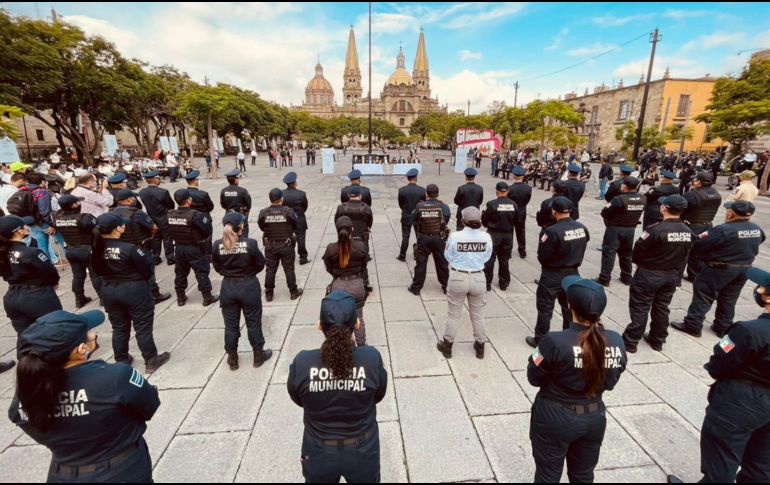 Policías acuden a la entrega de reconocimientos en la Plaza de la Liberación, en Guadalajara. ESPECIAL