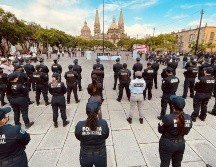 Policías acuden a la entrega de reconocimientos en la Plaza de la Liberación, en Guadalajara. ESPECIAL