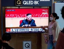 Varias personas siguen las noticias del lanzamiento de un misil norcoreano en una pantalla de televisión en Seúl. EFE/J. Heon-Kyun