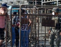Familiares de presos piden información en la entrada del Centro de Privación de Libertad Número 1, tras reportarse el motín. EFE/M. Pin