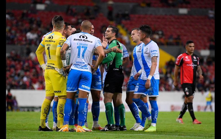 MOMENTO CLAVE. La expulsión de George Corral al minuto 30 marcó el rumbo del partido. IMAGO7