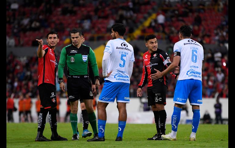 QUERÍAN REPETIRLO. Tras la falla, Atlas pedía repetir el penal porque el portero se adelantó de manera clara, pero el árbitro no modificó la decisión. IMAGO7