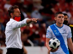 Diego Cocca. El técnico de Atlas dando indicaciones en su partido frente a Puebla. EFE