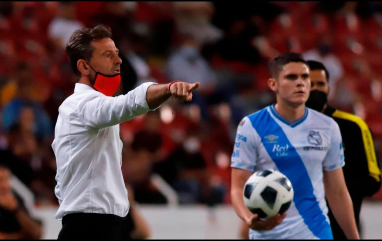 Diego Cocca. El técnico de Atlas dando indicaciones en su partido frente a Puebla. EFE