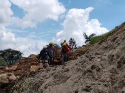 Elementos de Protección Civil lograron localizar el cuerpo a 300 metros río abajo del punto del desplazamiento de tierra. ESPECIAL / PC Jalisco