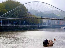 Escultura tapatía de niña gigante se hunde en la costa de Bilbao