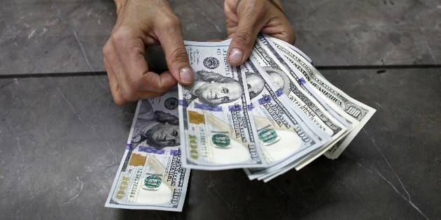 Dólar se dispara a su precio más caro en seis meses