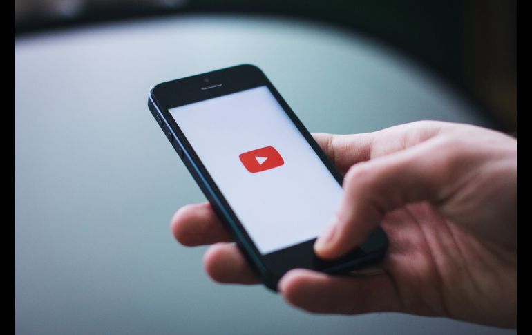 Ya no solamente estará prohibido difundir en YouTube noticias anti-vacuna COVID-19. PEXELS