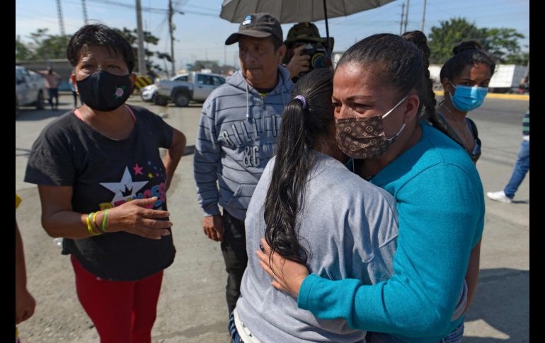Familiares de presos se abrazan a la entrada de la prisión, mientras esperan información de las autoridades. AFP/F. Méndez