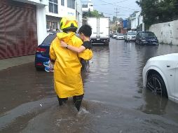 Las personas rescatadas del auto varado se reportan bien de salud. TWITTER/@UMPCyBZ