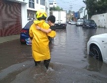 Las personas rescatadas del auto varado se reportan bien de salud. TWITTER/@UMPCyBZ