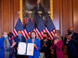 La presidenta de la Cámara Baja de EU, Nancy Pelosi, muestra el proyecto de ley de financiación provisional para evitar el cierre del gobierno. EFE/S. Thew