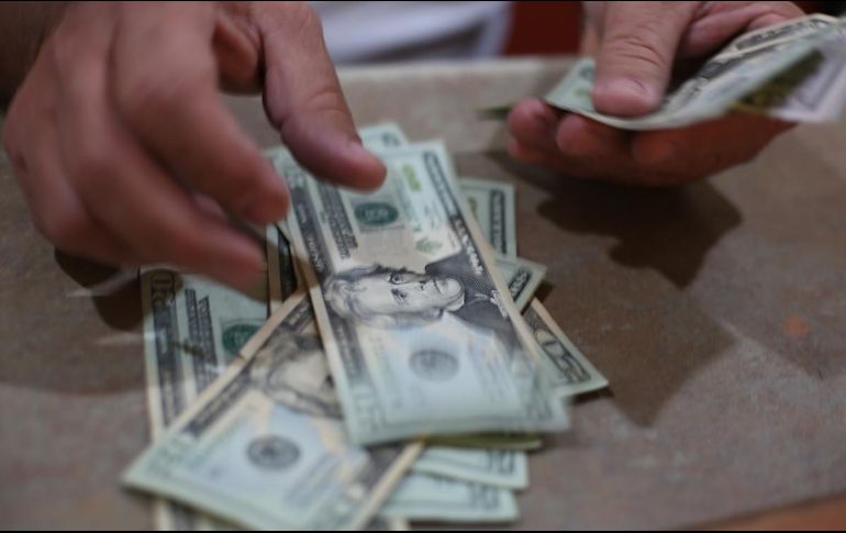 El dólar al mayoreo se terminó intercambiando en 20.61 pesos y acumuló un incremento de 55 centavos o 2.7% durante septiembre. EL INFORMADOR/ARCHIVO