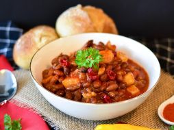 Los frijoles charros pueden acompañar una carne asada. ESPECIAL / Photo by RitaE on Pixabay