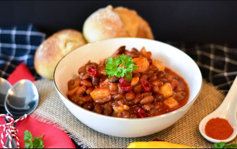 Los frijoles charros pueden acompañar una carne asada. ESPECIAL / Photo by RitaE on Pixabay