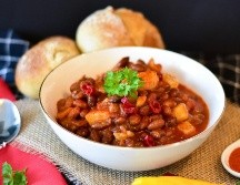 Los frijoles charros pueden acompañar una carne asada. ESPECIAL / Photo by RitaE on Pixabay