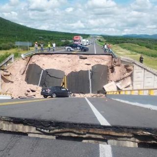 Colapsa puente vehicular en SLP; reportan un muerto y cuatro heridos