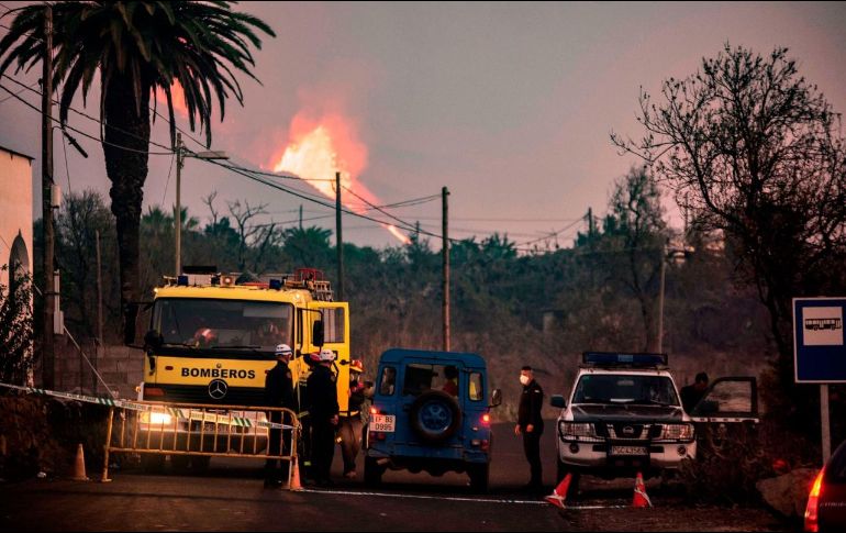Autoridades advierten a habitantes no acercarse más a este volcán no solo por el riesgo a quemarse sino también por el deterioro en la calidad del aire. EFE/M. CALERO