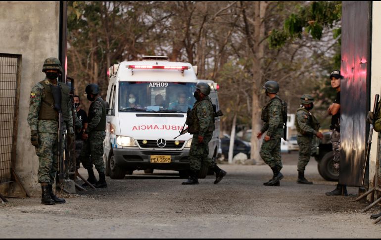 Urgencia. Decenas de ambulancias daban atención a los heridos tras la trifulca. AP/A. De Jesús