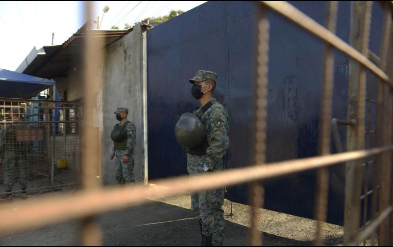 Blindaje. El ejército rodeó las instalaciones para mantener el orden fuera y dentro de la prisión. AFP/F. Méndez