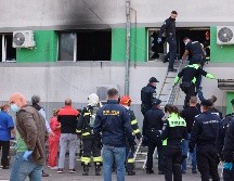 Los bomberos extinguieron las llamas a media mañana, pero seguían sin conocerse sus causas. EFE / COSTIN DINCA
