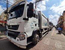 Alrededor de 46 camiones recolectores de basura, vehículos particulares y camiones tipo foráneos hicieron una caravana, y cerraron el paso de calles principales de Tonalá. EL INFORMADOR / D. Reos