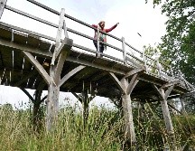 El puente, originalmente llamado Posingford Bridge, se construyó en 1907 y fue renombrado Poohsticks Bridge en 1997 por el hijo del fallecido autor, cuyos juguetes fueron la base para la serie de Pooh. AP / G. Fuller