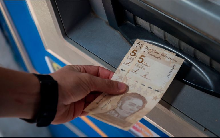 Nuevos billetes en un cajero automático hoy, en Caracas. Venezuela dio la bienvenida este viernes al nuevo cono monetario. EFE/M. Gutiérrez