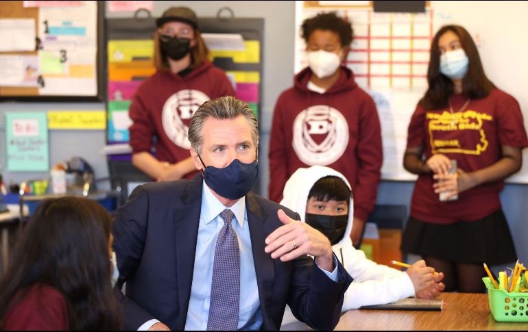 Gavin Newsom hizo el anuncio sobre el requerimiento de vacunación tras hablar con estudiantes del séptimo grado en San Francisco, California. AFP/J. Sullivan