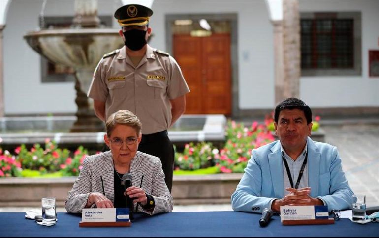 La ministra de Gobierno, Alexandra Vela, y el director del Servicio Nacional de Atención Integral a Personas Adultas Privadas de la Libertad y a Adolescentes Infractores, Bolívar Garzón (d), hablan ante medios hoy. EFE/J. Jácome