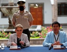 La ministra de Gobierno, Alexandra Vela, y el director del Servicio Nacional de Atención Integral a Personas Adultas Privadas de la Libertad y a Adolescentes Infractores, Bolívar Garzón (d), hablan ante medios hoy. EFE/J. Jácome