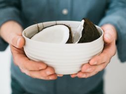 El agua de coco es una bebida perfecta para evitar la deshidratación en momentos de exposición al sol. UNSPLASH/ GILLES LAMBERT