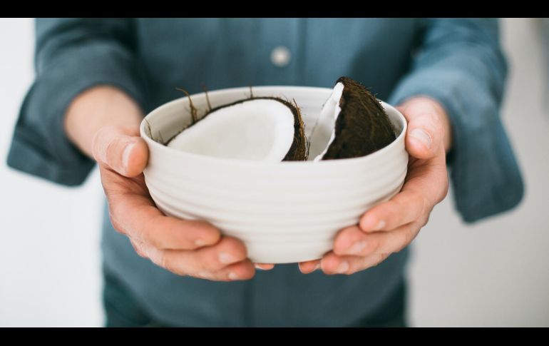 El agua de coco es una bebida perfecta para evitar la deshidratación en momentos de exposición al sol. UNSPLASH/ GILLES LAMBERT