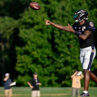 Lamar Jackson regresa a entrenar con Ravens