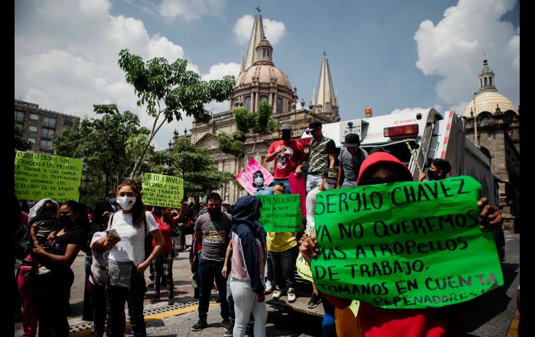 Alrededor de 900 trabajadores recolectores de basura llegaron al Palacio de Gobierno de Jalisco para manifestarse. EL INFORMADOR/ G. Gallo